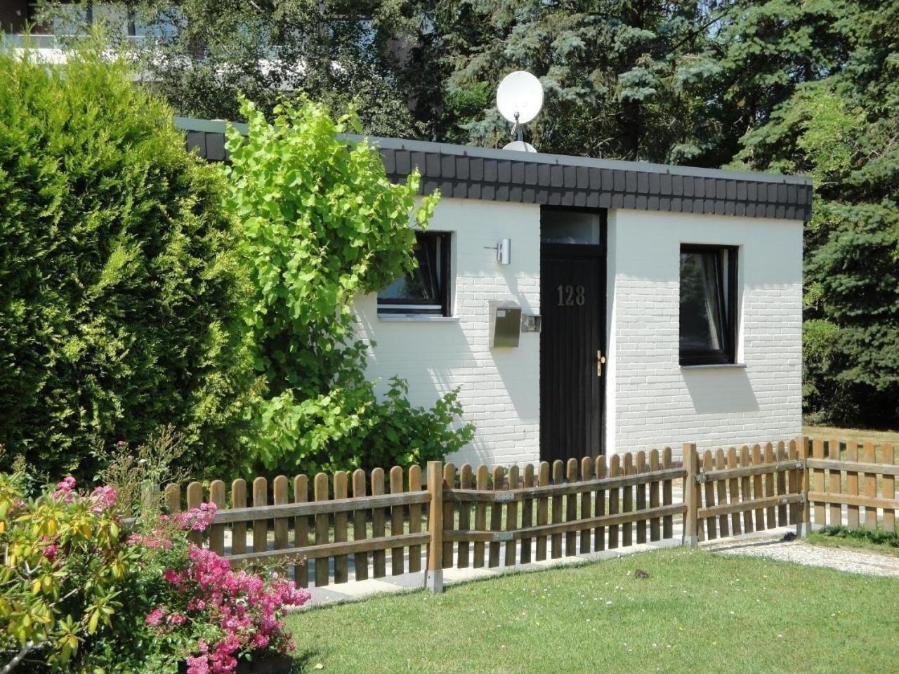 Schoenes Ferienhaus In Tossens Mit Schoenem Garten Бутьядинген Экстерьер фото